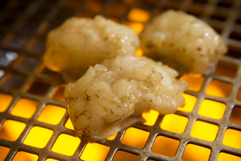 送料無料!ぷりっぷりで肉厚の脂が口の中でとろける国産牛ホルモン300g【2セット購入でオマケ】